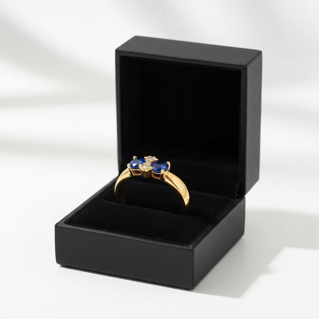 Anel de Formatura Safira Glam Elegância e Simetria em Ouro 18K com Brilhantes - Imagem 2