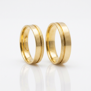 Par de Alianças Ouro 18K Anatômica com Friso Lateral